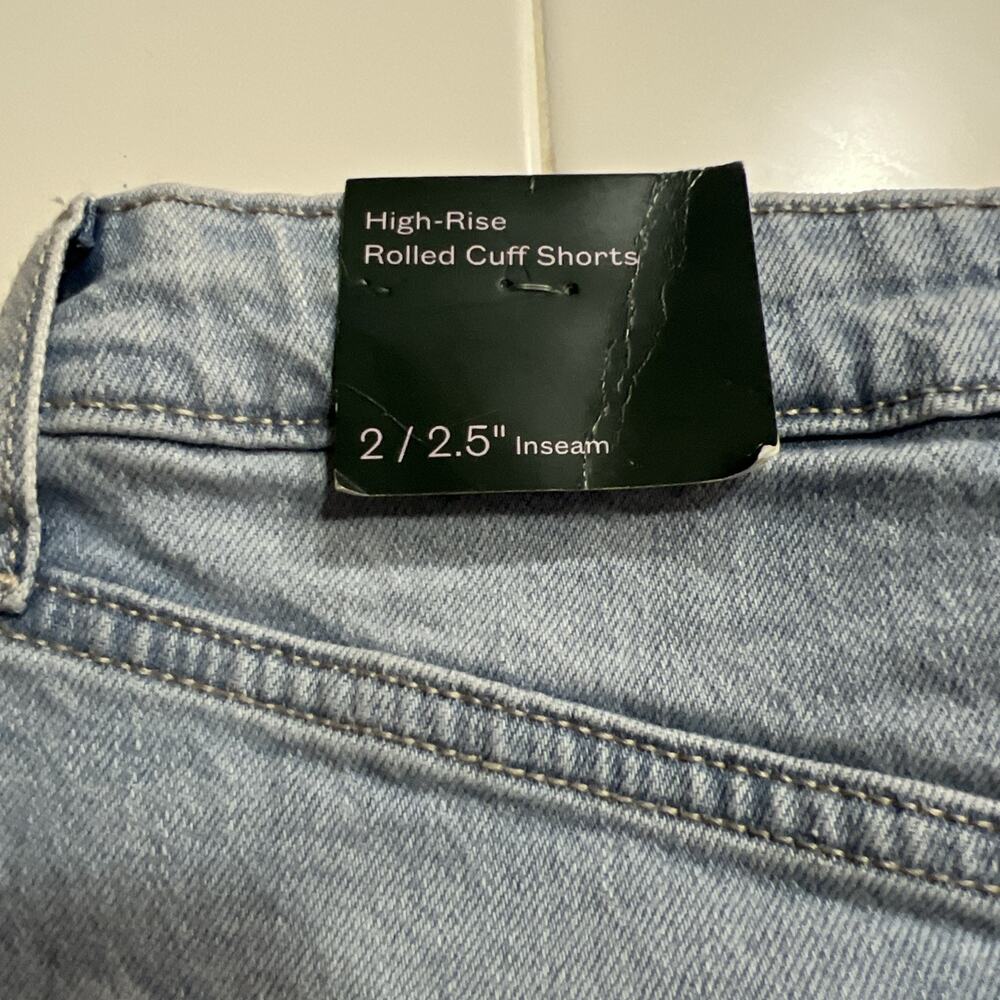 Wild Fable Women's High Rise Rolled Cuff Jean Shorts Light Wash Size 2 - Picture 4 of 5